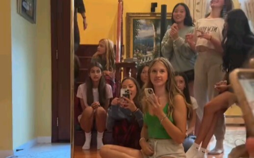 Gaun pesta yang memukau, lihat reaksi teman-teman