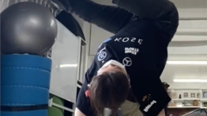 The most beautiful street dance goddess—her moves are outstanding, and her control is insane! Such a