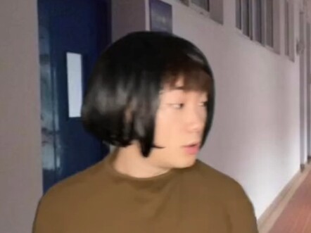 May quá, lời của cô giáo được dịch rõ ràng, rành mạch.