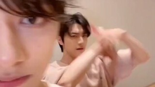 Wen Junhui dan Lin Yi sudah berteman lama! Cowok ganteng, bergaul sama cowok ganteng!