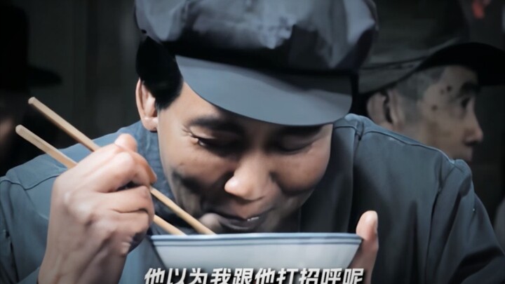 Ngày hôm đó anh lẻn vào thành phố và vui vẻ ăn một bát bánh bao súp thịt cừu
