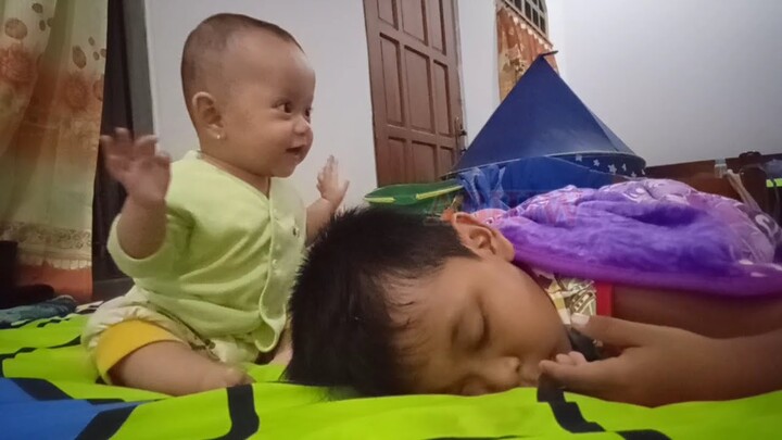 Tingkah Bayi Lucu | AFIQA AZKIYA Симпатичное поведение ребенка #funny