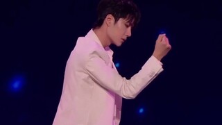 Vương Nhất Bác | Quần áo rải rác (Versace on the Floor) (Phụ đề Wild, lời tiếng Trung và tiếng Anh)