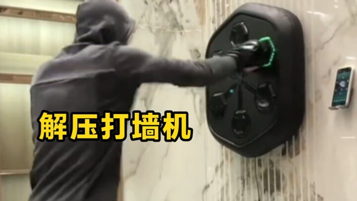 حتى ضرب الجدران بات يعتبر أغنية جديدة، وما زلتم جالسين تأكلون المسليات؟ #لا يُهزَم الفنّ القتالي في 