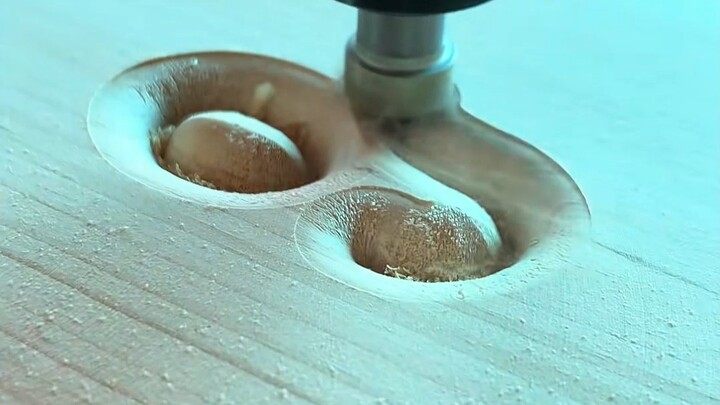 Why do CNC engraving machines make seasoned craftsmen both love and hate them?