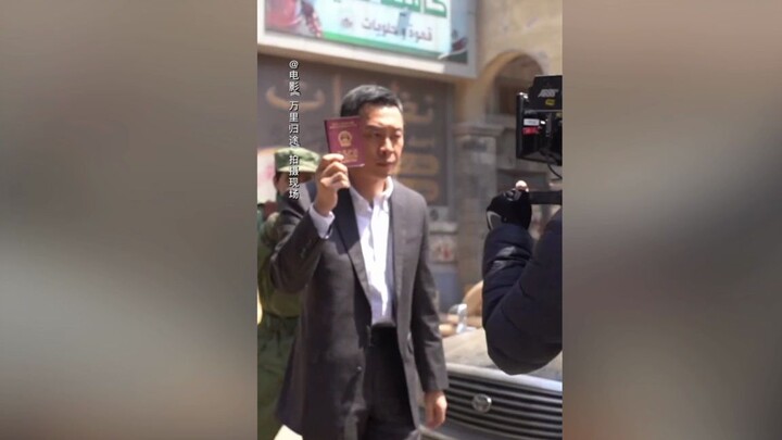 The true response of Chinese diplomats in a crisis—holding up their diplomatic passports as a source