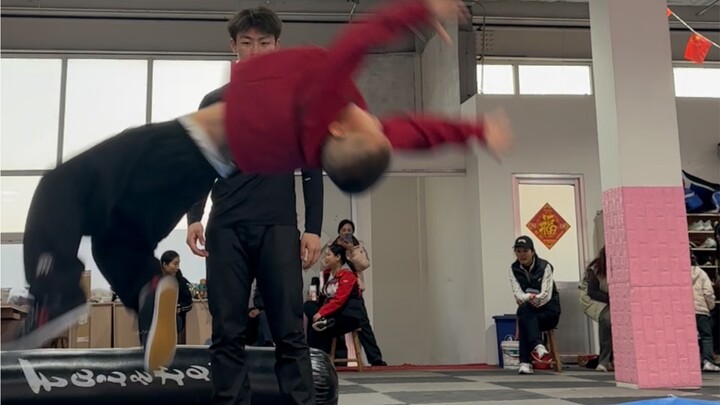 小朋友：青舟已过万重山。                       教练：后面还有重重山