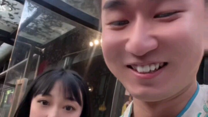 Chưa nói gì khác, tôi đang trốn trong nhà vệ sinh góc phố Cẩm Lý ở Thành Đô, từ số 1 đến số 12, có a