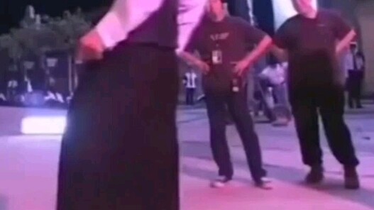 Bapak Xing mengajari Kak Chen menari tarian kapak