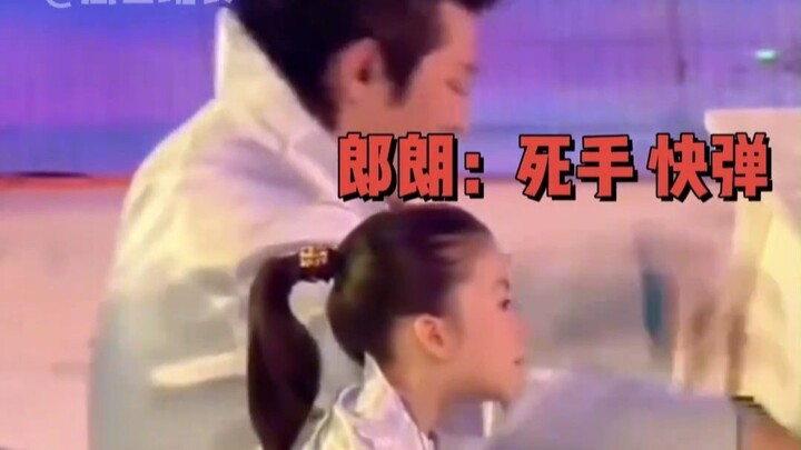 เด็กหญิงตัวเล็กๆ ร้อนรน แต่หัวใจของหลางหลางกลับเย็นชา
