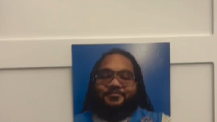 พี่น่าจะไปเป็นนักพากย์เสียงดีกว่า