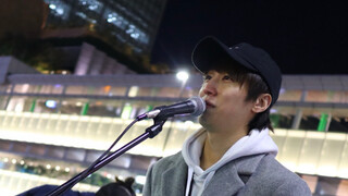 Menyanyikan "Nandemonaiya" di jalanan Jepang