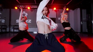 安藤AA来武汉星喆舞蹈了～别出心裁的编舞加上质感十足的用心演绎，力量的诠释直击人心，这是一场燃力十足的飞行课，嗨翻了，家人们！个人风格编舞《SLOMO》首发！