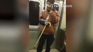 【Music】Black man with crutch shows off insane musical talent in train