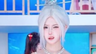 I just love watching Gu Qinghan's disgusted yet reluctant-to-resist expression as she has to dance.