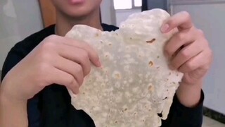 Hãy nhìn những chiếc bánh kếp mùa xuân do mẹ của đứa trẻ này làm. Chúng thực sự rất ngon, nhưng hơi 