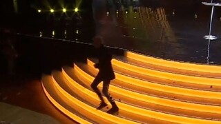 XQC menuruni tangga dengan anggun setelah menerima penghargaan...