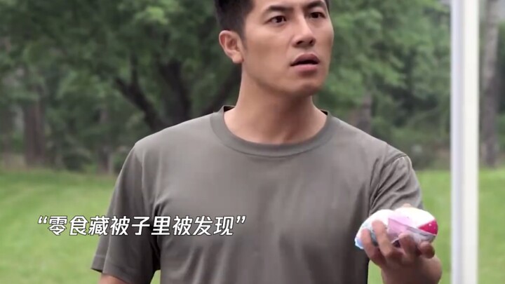 «أطرف مواقف الفصيلة: الجندي المثالي» جندي جديد يخبئ الوجبات الخفيفة في فراشه، لكن تم اكتشافه أثناء ت