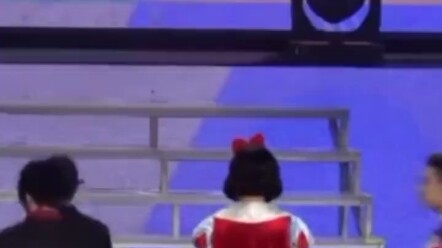 【ฟ่านเฉิงเฉิง】ไป๋เสวี่ยเฉิงเฉิงที่ดูห้าวหาญ นั่งลงแล้วถึงนึกขึ้นได้ว่าตัวเองใส่กระโปรง รีบจัดกระโปรง