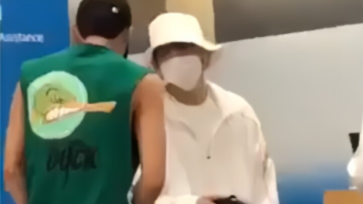 Because it was too cold to wear a sleeveless top, Min Kyu went to borrow a coat from the team leader