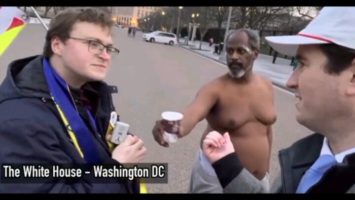 Một người đàn ông tại Washington, Mỹ, quay video trên phố, yêu cầu những người ủng hộ Ukraine hãy ch