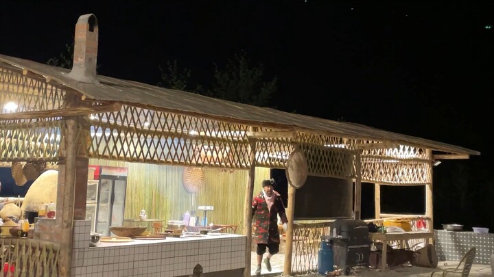 Di meja ada daging, di gelas ada anggur, bulan bersinar di langit, dan kalian ada di sampingku.