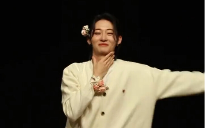 "OnlyOneOf" Lee Tae-yeop kembali menari "Hey MAMA" pada acara meet and greet tanggal 13 November 202