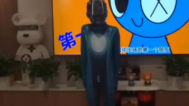 Em trai tôi bảo mẹ tôi mua bộ cosplay cho nó. Nhân vật Giám sát Titan.