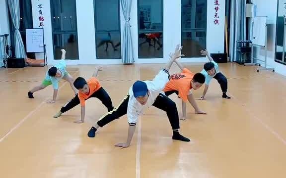 1 vòng tròn Thomas dễ học, nếu bạn thích thì đừng bỏ lỡ giấc mơ dạy nhảy đường phố để bắt đầu ở Vĩ đ