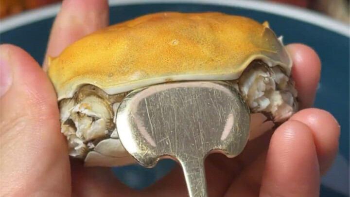 الطريقة المثلى لتناول سرطانات الماء العذب!