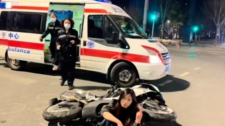 Capek tapi suka main, si pengendara perempuan langsung melesat