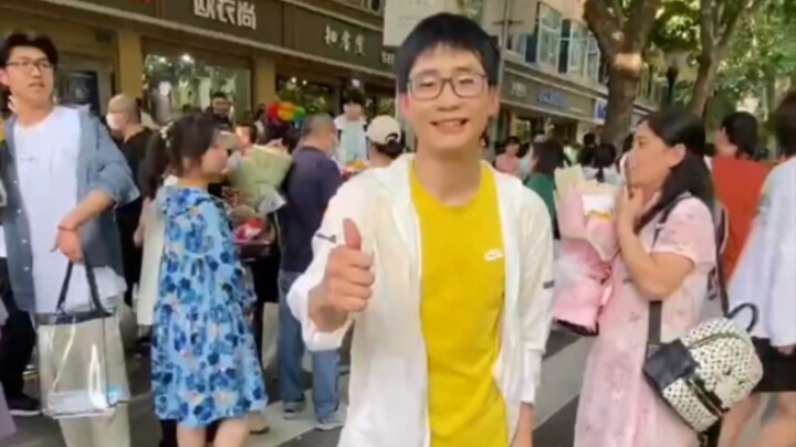 Sau khi thi đại học xong, tôi bước ra ngoài với những bước chân “vô cùng nặng nề”.