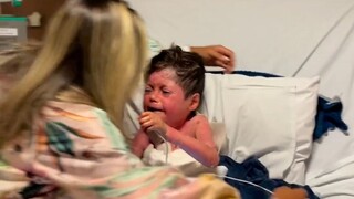 昏迷16天后清醒的小男孩，哭着和妈妈拥抱，让人心碎的一幕感动了无数网友...