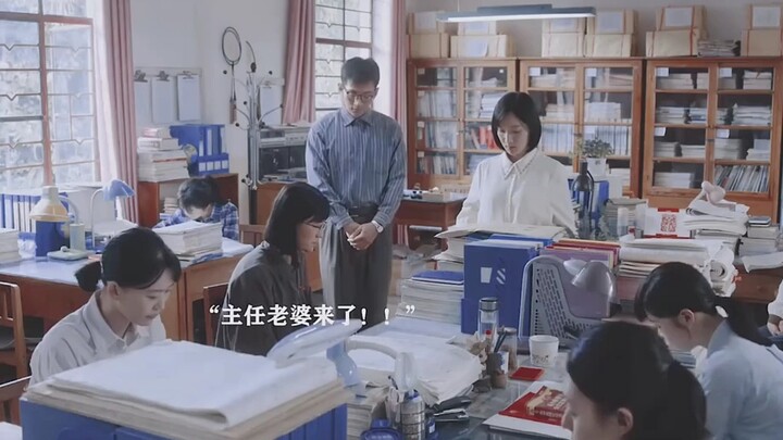 Thấy thị trưởng mà hiệu trưởng Trương vẫn ung dung tự tại, vậy mà vừa gặp vợ bí thư là lập tức hoảng