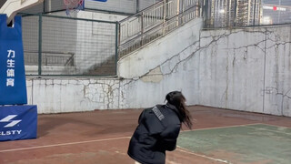 My girlfriend imitates me playing basketball—don't laugh, I'll laugh first!