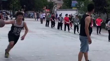 [Serangan Balik Terkuat] Lapangan basket ditempati oleh bibinya, dan pemuda itu menggunakan Lost Riv