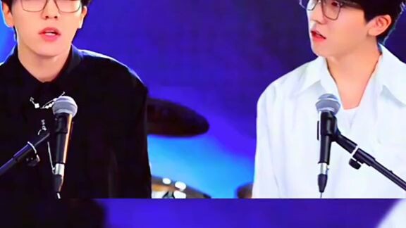 yung pinapalito ka kung twin or iisang tao lg ang kumanta😍 video not mine.