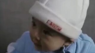 Em bé siêu đáng yêu trong "Baby Project" thậm chí còn dám đánh Thành Long, khiến cả đoàn làm phim ph
