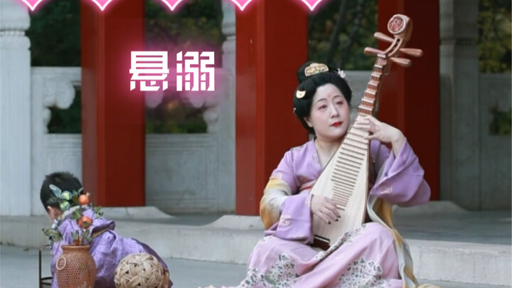 بمجرد أن يصدح صوت الببا، يطلّ السحر على المسرح؛ وبصدى الببا الثاني، يتبدّل المشهد إلى أجواء الطراز ا