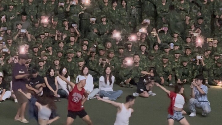 The military training consolation performance must include the energetic dance Sticky!
