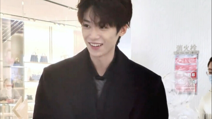 Dressed so handsomely, he taught his fans to dance the first snow for four minutes