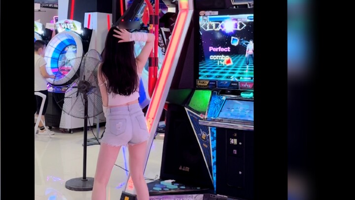How do Dance Dance Revolution players play the game from a 180-degree perspective?