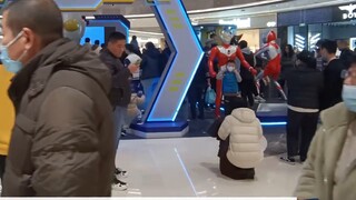 Children may not know that the heroes in front of them are actually pirated copies!