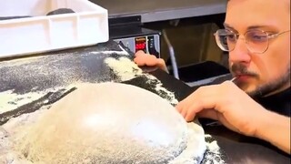 厨师小哥制作的创意披萨，这个半球形是人工吹出来的...你觉得怎么样？