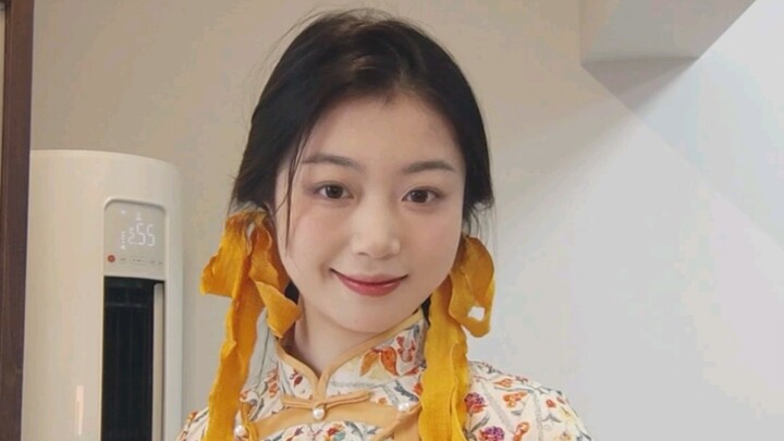 Cheongsam itu memang super imut kalau dipakai!