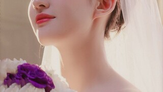Cô ấy chỉ cần thoa son dưỡng môi là cô ấy đã vượt xa mọi người khác