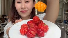 Buah langka lagi, katanya namanya buah dewandaru … rasanya asem pahit kok yahhh ….