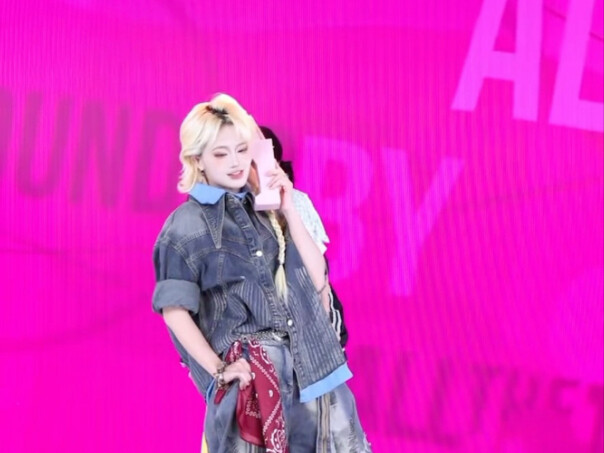 لا داعي للانتظار، هذه رقصة جماعية يعرفها الجميع! لولو لا تبدو وكأنها تمثيل، بل كأنها حررت نفسها بالك