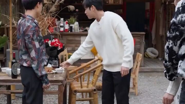 [เต็มเรื่อง] สาวจนขายข้าวถูกพวกอันธพาลลวนลาม ไม่รู้เลยว่าเจอนักฆ่าหักแขนทีล่ะคน [พากย์ไทย]