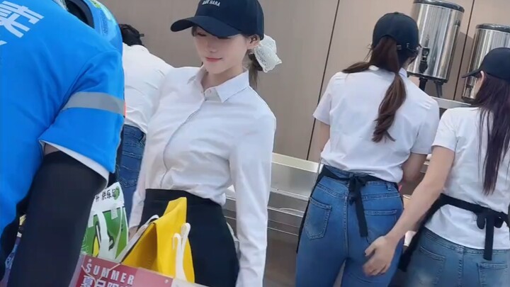 【Bingbing】Your milk tea is still being shaken!